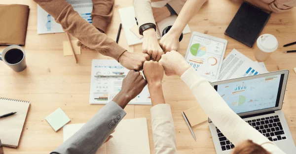 equipo HR-IN choque de puño de equipo empresarial
